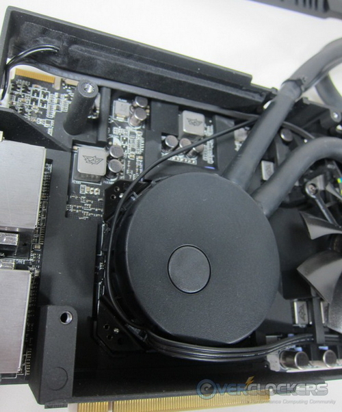 华硕GTX680外观简洁大方，性能测试揭秘