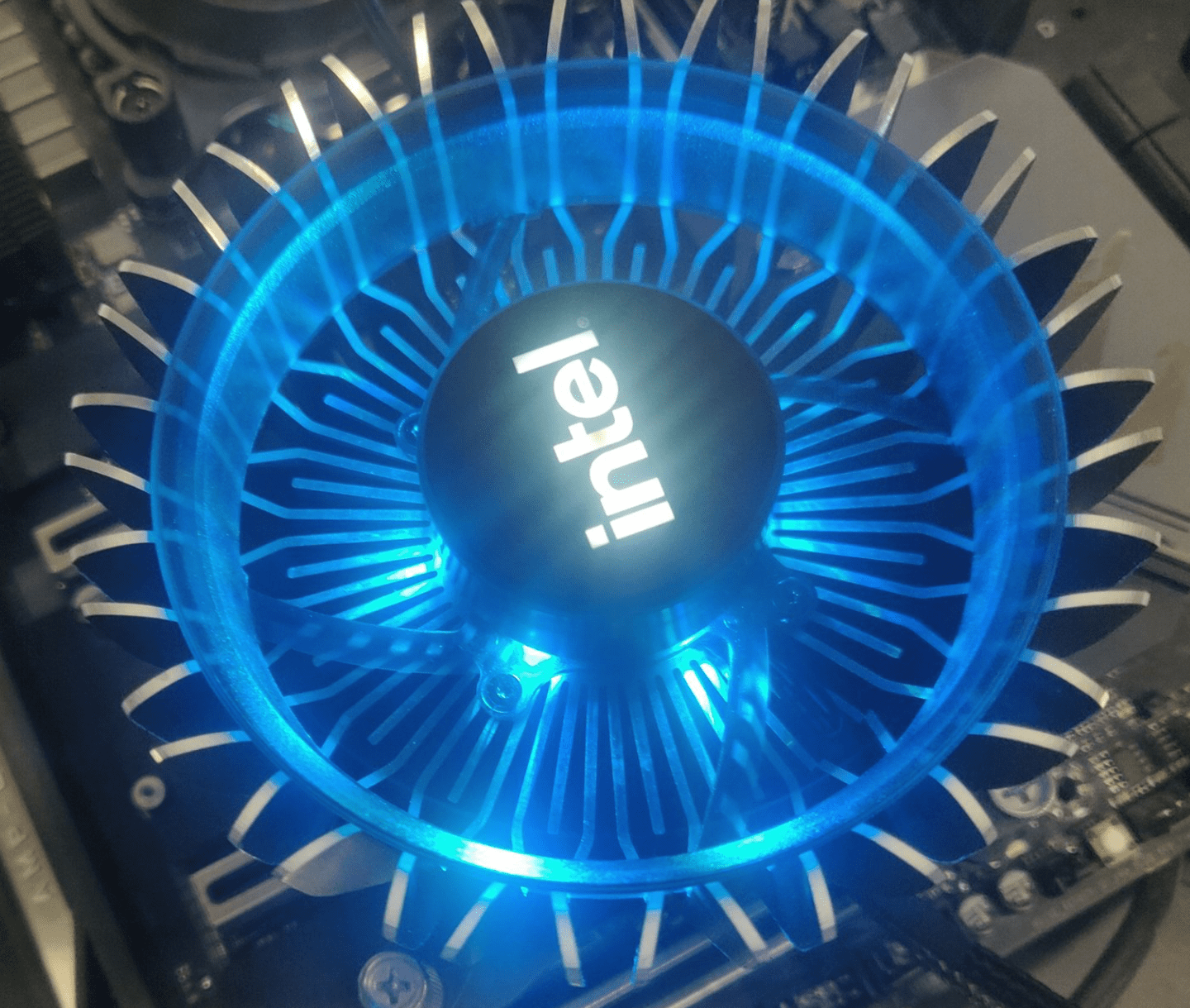 i5-12600KF：游戏性能炸裂，散热卓越，超频潜力巨大  第4张