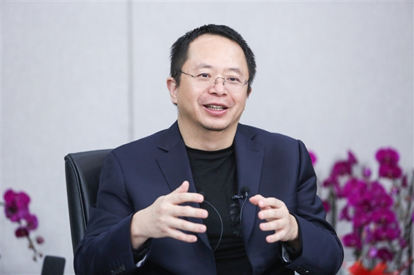 “社牛”大学生偶遇当场投简历！周鸿祎回应：第一反应就是留电话