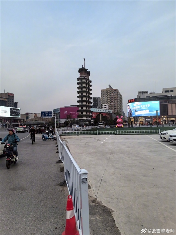 张雪峰回郑州坐公交没硬币 网友：对华为Mate 60 Pro了解远远不够啊  第5张