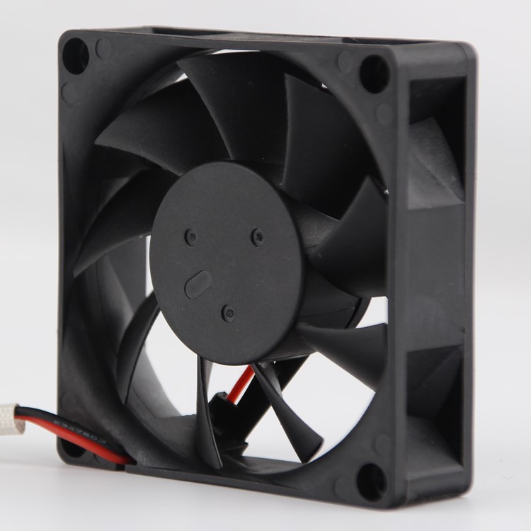 A8-7650K with Radeon™ R7 Graphics and Near Silent Thermal Solution 轻松游戏、快速处理！A8-7650K带你体验全新电脑性能  第1张
