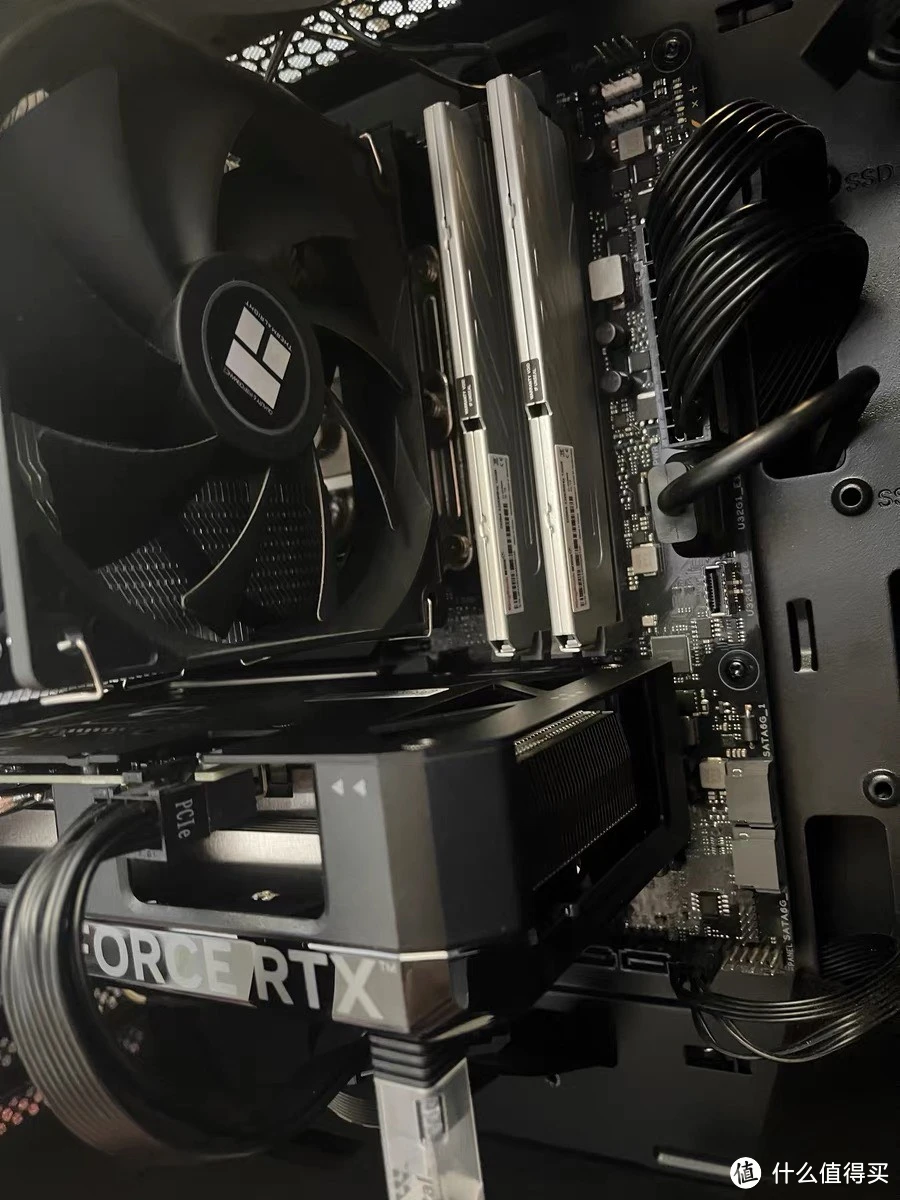 华硕gtx1080显卡：性能强劲，散热出众，游戏体验极佳  第4张