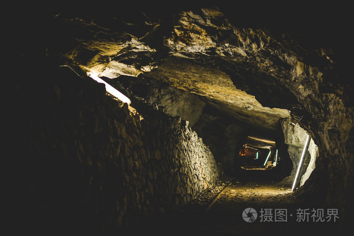 煤矿工人眼中的黑暗世界：辛苦劳动与生死考验