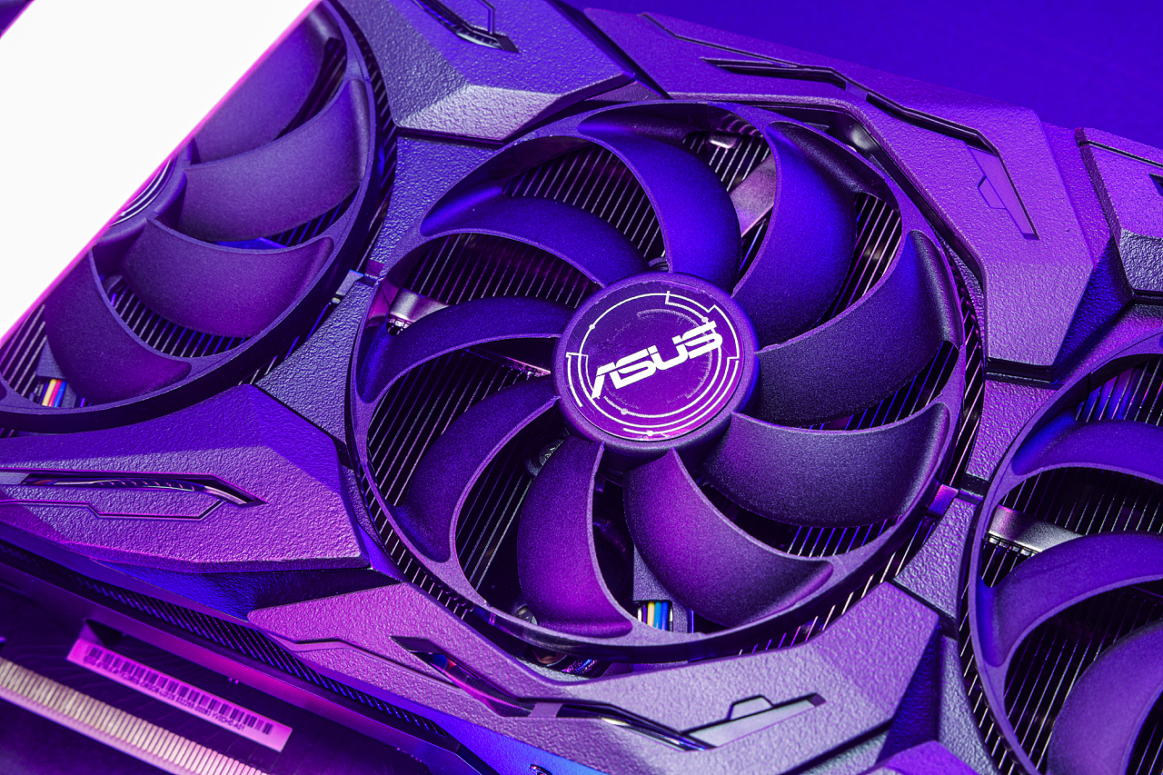 华硕GTX1080非公版显卡：极致性能，散热出色，外观独特  第2张
