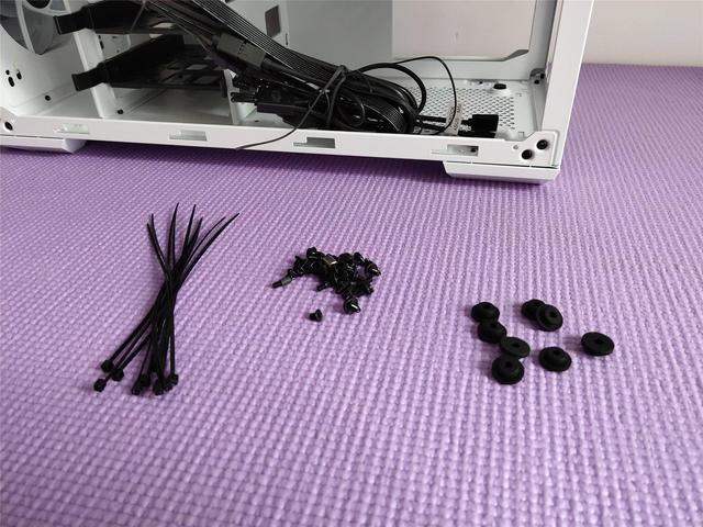 硬盘拆解必备！掌握固定架内幕，轻松拆卸硬盘  第1张