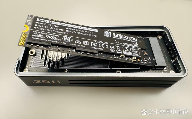 雷电接口移动硬盘性能出众，外观简约潮流且便于携带  第6张