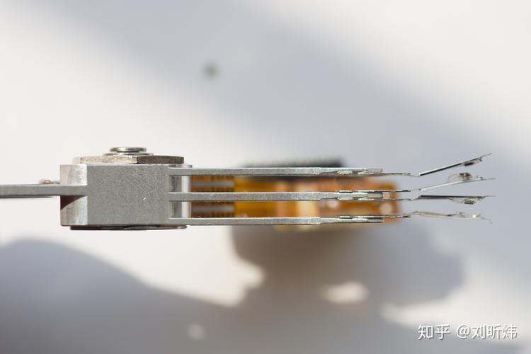 硬盘更换磁头成本受何影响？不同磁头类型及品牌收费差异大  第4张