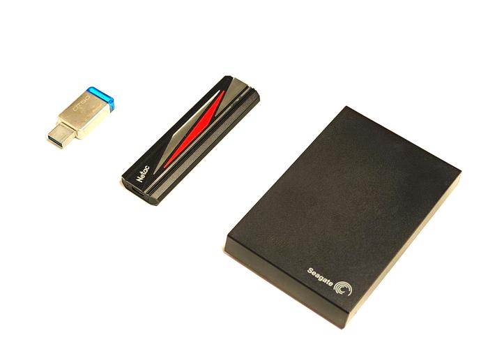 SSD移动硬盘：读写速度快且抗震，方便携带性能出色