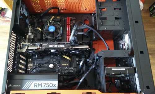 体积小巧机箱与GTX970显卡搭配，小机箱优势显著