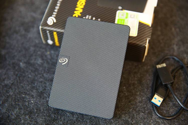4TB 硬盘的全方位评估：外观材质、传输速度及耐用性等