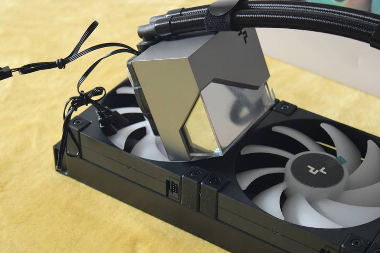 GTX Titan X水冷系统优势尽显，散热强噪小！你了解多少？  第2张