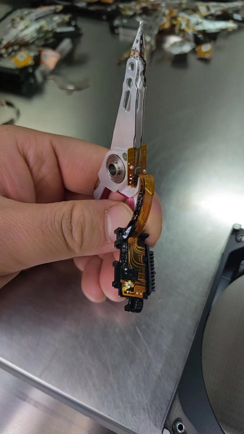 硬盘磁头出问题如何更换？这些工具材料及操作要点要知晓