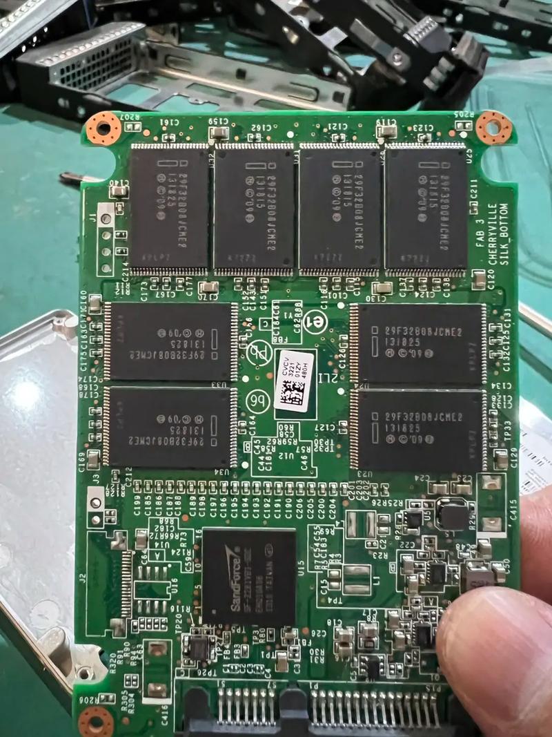 探秘固态硬盘芯片类型，主控芯片对其性能究竟有多关键？  第3张