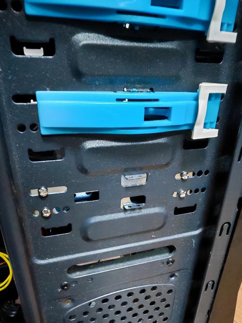 电脑机箱硬盘架怎么拆？准备这些工具，安全又精确  第4张