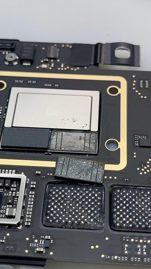探秘iPhone硬盘内部结构，闪存芯片如何存储关键数据？  第3张