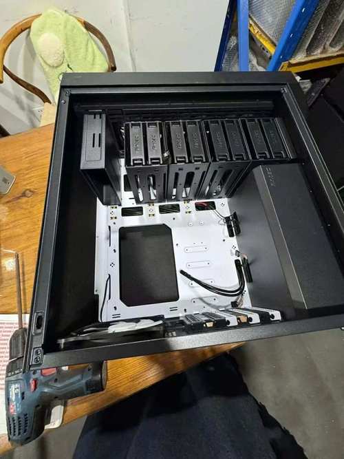 机箱硬盘免螺丝设计：实用创新，提升装机与维护效率