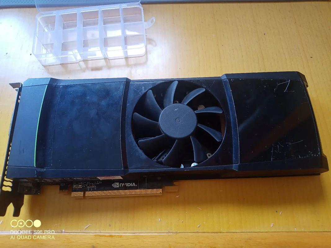 拆开GTX590显卡，详解拆装过程及准备工作与外观观察  第5张