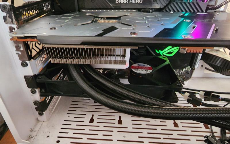 GTX1080 Hybrid显卡卓越非凡，散热设计巧妙融合风冷与水冷技术  第4张