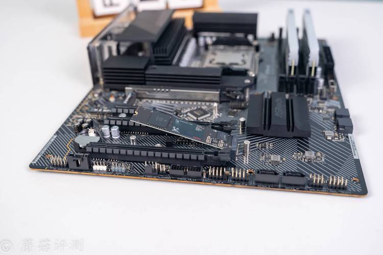探秘闪迪固态硬盘主控芯片：核心作用与关键性能解析