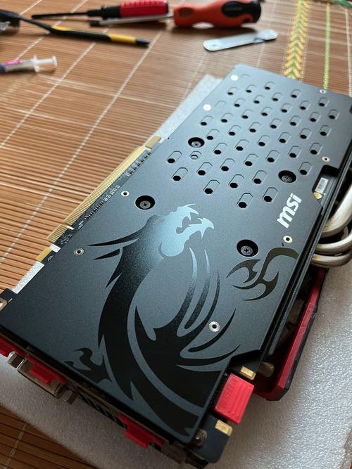 GTX950显卡背板设计亮点多，外观炫酷还能散热防护