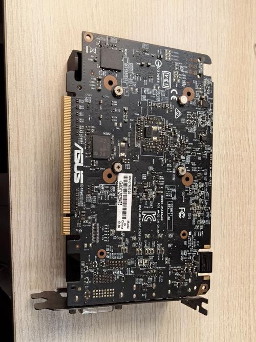 GTX950显卡背板设计亮点多，外观炫酷还能散热防护  第7张