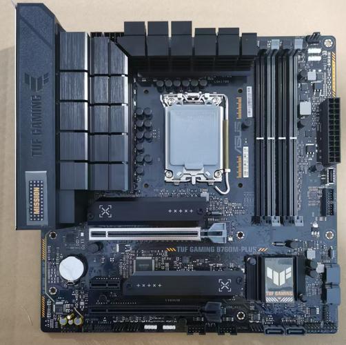 华硕GTX760显卡制造工艺精湛，PCB设计科学，焊接技术娴熟