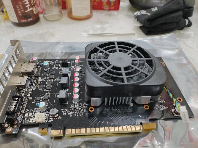 GTX950显卡散热孔间距很关键，过大过小都影响散热效果